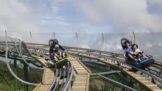 Du khách Hàn Quốc phấn khích thử siêu phẩm đường xe trượt ống 3 vòng xoáy tại Bà Nà