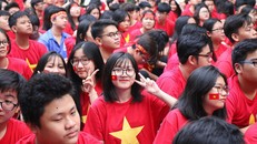 Học sinh TP HCM nhuộm đỏ sân trường tiếp lửa tuyển Việt Nam