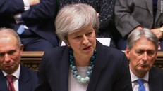 Thủ tướng hoãn trình thỏa thuận Brexit, quốc hội Anh náo loạn​