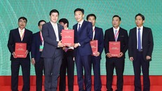 Lãnh đạo SHB (trái) trao thỏa thuận tài trợ tín dụng cho Công ty cổ phần gạo Hạnh Phúc. (Nguồn: SHB)