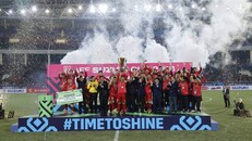 Thủ tướng Nguyễn Xuân Phúc trao cúp vô địch cho Đội tuyển Việt Nam