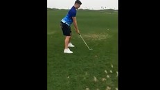 Video: Đặng Văn Lâm tạo dáng đánh golf cực hài