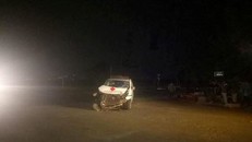 Va chạm với xe tải chở gà, xe cấp cứu nát đầu