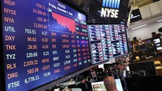 Bảng điện tử hiển thị các chỉ số chứng khoán tại sàn giao dịch New York, Mỹ ngày 7/12/2018. Ảnh: THX/TTXVN