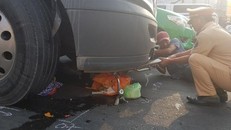 Xe bồn bê tông cuốn xe đạp, một phụ nữ nguy kịch