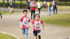 Học sinh cấp 1 ở Hà Nội thi chạy bộ gây quỹ từ thiện trước Giáng sinh