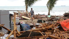 Quang cảnh tan hoang ở khu vực xảy ra sóng thần ở Indonesia. Ảnh: AP