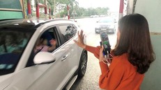 Cả tài xế đứng "thông trạm" và tài xế ngồi xe qua trạm đều ra hiệu ủng hộ nhau. Ảnh: A Trọng