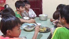 Bữa ăn của những cô cậu học trò vùng cao huyện Ba Tơ, tỉnh Quảng Ngãi Ảnh: Nguyễn Ngọc