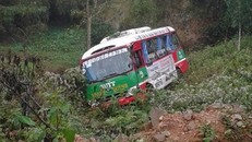 Bị xe tải tông, xe buýt chở gần 20 người lao xuống vực