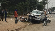 Ô tô 'điên' tông thủng đuôi taxi và hàng loạt xe máy, 4 người thương vong