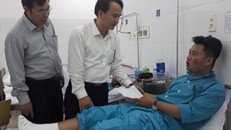 GĐ Sở GD&ĐT Đà Nẵng chuyển lời hỏi thăm và động viện của Bộ trưởng Bộ GD&ĐT đến thầy giáo đang điều trị tại BV Đà Nẵng