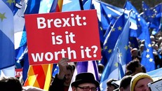 Một cuộc biểu tình ở London hồi năm 2018 kêu gọi tổ chức trưng cầu dân ý về thỏa thuận Brexit cuối cùng - Ảnh: AP.