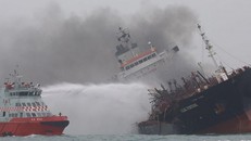 Tau Aulac Fortune bốc cháy ngoài khơi Hong Kong.