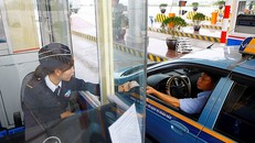 Khách hàng trả tiền tại trạm thu phí BOT Pháp Vân Cầu Giẽ. ẢNH: MINH CHÂU