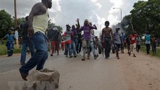  Người biểu tình phản đối tăng giá nhiên liệu phong tỏa đường phố tại Harare, Zimbabwe, ngày 14/1/2019. (Ảnh: AFP/TTXVN) ​
