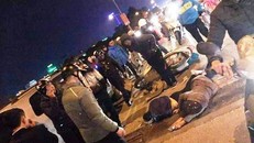 Xe Innova lấn làn tông liên hoàn 2 xe máy trên cầu vượt Phú Sơn, 4 người nguy kịch