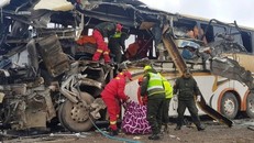 Lực lượng cứu hộ có mặt tại hiện trường vụ tai nạn