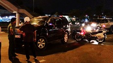 Nữ tài xế vi phạm nồng độ cồn, cố thủ trong ôtô sau khi gây tai nạn