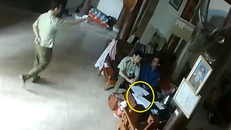 Hình ảnh các cán bộ QLTT vào nhà dân làm luật bị camera ghi lại