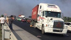 Container tông vào nhóm công nhân trên cao tốc