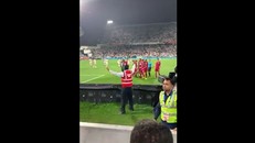 Clip: Hành động xấu xí của cổ động viên UAE ở trận thua 0-4 Qatar