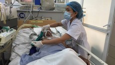 Bệnh nhân ngộ độc rượu đang điều trị tại Trung tâm Chống độc, Bệnh viện Bạch Mai. Ảnh: Mai Thanh