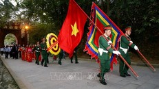 Đoàn đại biểu hành lễ lên Đền Thượng dâng hương tưởng nhớ các Vua Hùng. Ảnh: Trung Kiên/TTXVN