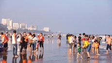 Biển Sầm Sơn sôi động ngày đầu năm 