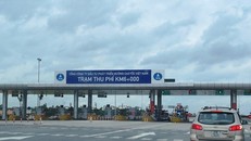 Phương tiện lưu thông trên tuyến cao tốc Nội Bài-Lào Cai. (Ảnh: Việt Hùng/Vietnam+)