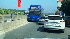 Tước bằng lái tài xế xe khách chạy ngược chiều trên quốc lộ