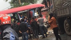 Xe khách 24 chỗ đâm trực diện xe tải, nhiều người bị thương