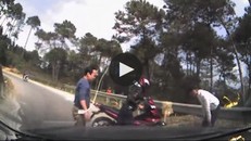 Clip: Exciter suýt chui gầm ô tô khi ôm cua đổ đèo ở Hà Giang