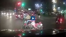 Mải chỉ đường, tài xế bị quẹt xe té trước đầu ôtô