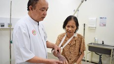 Bà Hồ Thị Năm qua cơn nguy kịch sau phẫu thuật. Ảnh: N.An