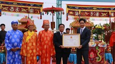 Ông Huỳnh Văn Hùng trao bằng chứng nhận Lễ hội Cầu ngư Đà Nẵng là di sản văn hóa phi vật thể - Ảnh: Dân Việt