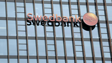 Logo của ngân hàng Swedbank tại Vilnius, Lithuania. (Nguồn: Reuters)