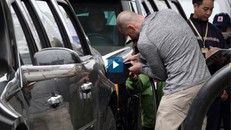 The Beast của ông Trump 'ghi nợ' khi đổ xăng ở Hà Nội, ai sẽ trả tiền?