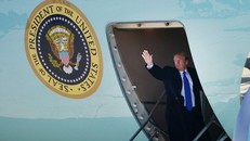 Trump ngày 25/2 lên chuyên cơ tại Maryland để đến Hà Nội. Ảnh: AFP.
