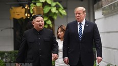 Tổng thống Mỹ Donald Trump (phải) và Chủ tịch Triều Tiên Kim Jong-un tới phòng họp để bắt đầu cuộc gặp mở rộng với quan chức hai nước tại Hà Nội ngày 28/2/2019. (Ảnh: AFP/TTXVN)