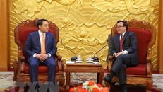 Trưởng ban Đối ngoại Trung ương Hoàng Bình Quân tiếp ông Dashzegve Amarbayasgalan. (Ảnh: Dương Giang/TTXVN)