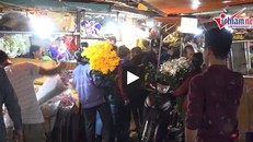 Chợ hoa lớn nhất Thủ đô đông 'nghẹt thở' đêm trước 8/3