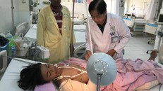 Em C. đang được bác sĩ thăm khám vết thương. Ảnh: Báo Giao thông