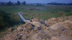 Cột điện đổ khiến 2 công nhân thương vong