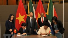 Thứ trưởng Ngoại giao Việt Nam Nguyễn Quốc Cường và Thứ trưởng Ngoại giao Nam Phi Reginah Mhaule ký Biên bản ghi nhớ về Diễn đàn Đối tác Liên Chính phủ Nam Phi-Việt Nam lần thứ 4. (Ảnh: Phi Hùng/TTXVN)