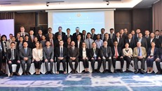 Các đại biểu tham dự Hội thảo chụp ảnh lưu niệm. (Ảnh TTXVN phát)