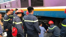 Giải cứu người đàn ông bị kẹt tay dưới gầm tàu hỏa