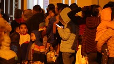 Hàng trăm trẻ và phụ huynh Bắc Ninh co ro trong mưa rét chờ xét nghiệm sán lợn