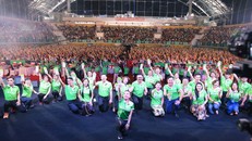 Thành viên và nhân viên Herbalife cùng thực hiện động tác pha Shake bằng Hỗn Hợp Dinh Dưỡng F1 của Herbalife, vừa cổ vũ cho lối sống năng động lành mạnh.