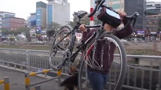 Người dân vác xe đạp vượt hàng rào tại phố đi bộ mới của Thủ đô